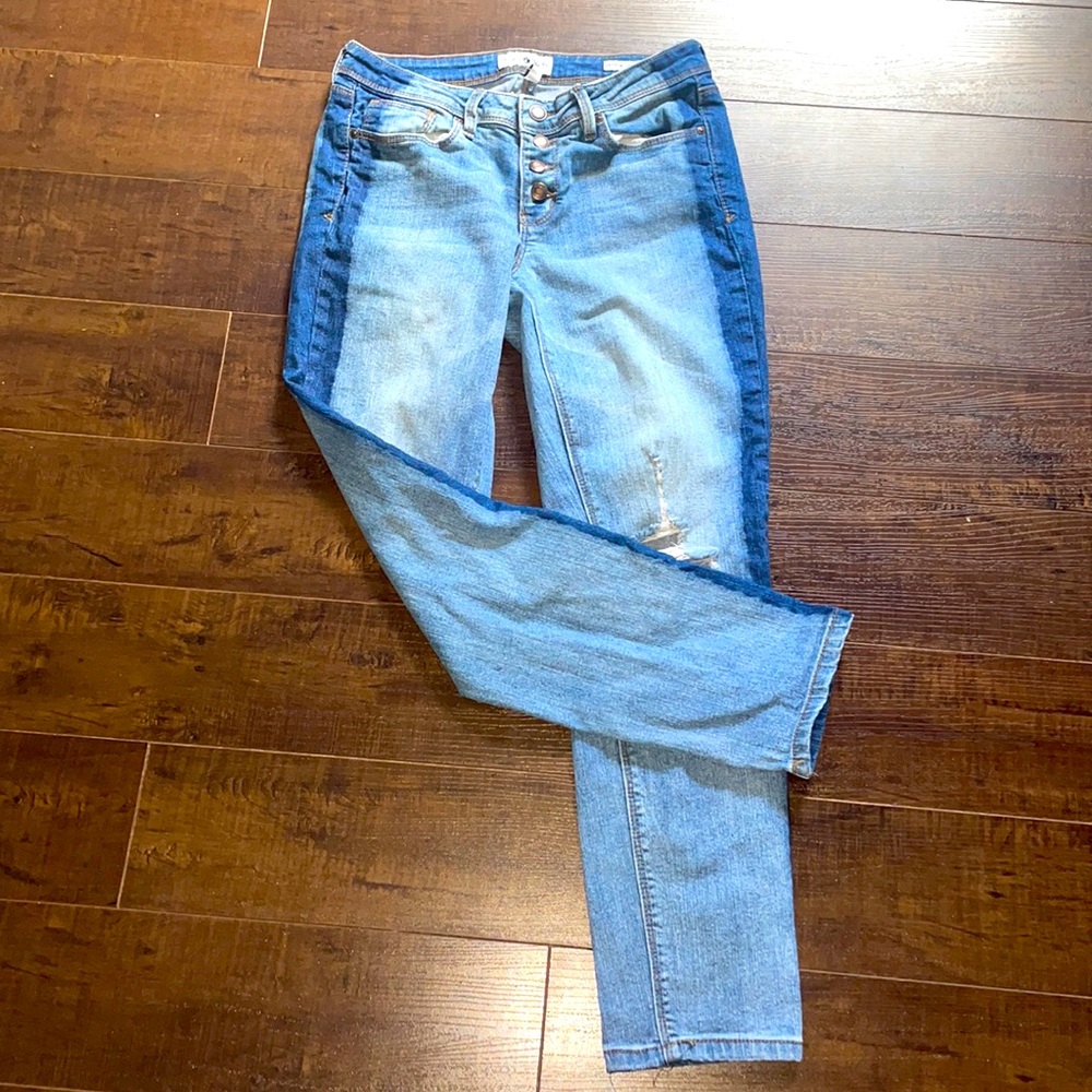 Cute 2 tone distressed jeans 👖